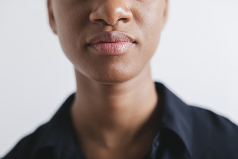 Mund und Nase einer Frau vor einem weißen Hintergrund, lizenzfreies Stockfoto