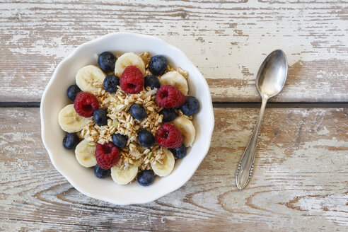 Schale Müsli mit Bananenscheiben, Himbeeren und Heidelbeeren - EVGF002220