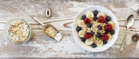 Schale Müsli mit Bananenscheiben, Himbeeren und Heidelbeeren - EVGF002222