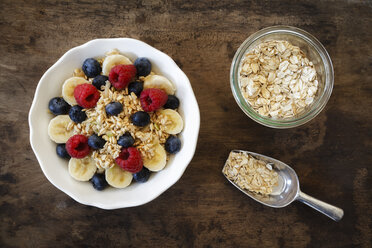 Bowl of muesli with banana slices, raspberries and blueberries - EVG002223