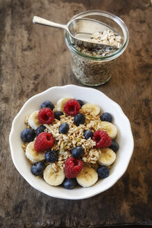 Schale Müsli mit Bananenscheiben, Himbeeren und Heidelbeeren - EVG002224