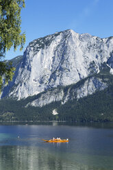 Österreich, Steiermark, Altaussee, Boot auf See mit Trisselwand bei Totes Gebirge - WWF003871