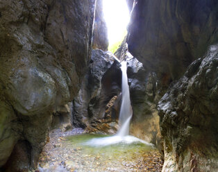 Österreich, Oberösterreich, Unterach am Attersee, Wasserfall in der Burggrabenklamm - WWF003865