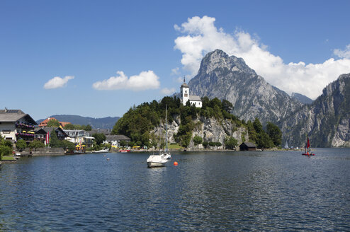 Österreich, Oberösterreich, Traunkirchen, Traunsee mit Traunstein und Johannesbergkapelle - WWF003863