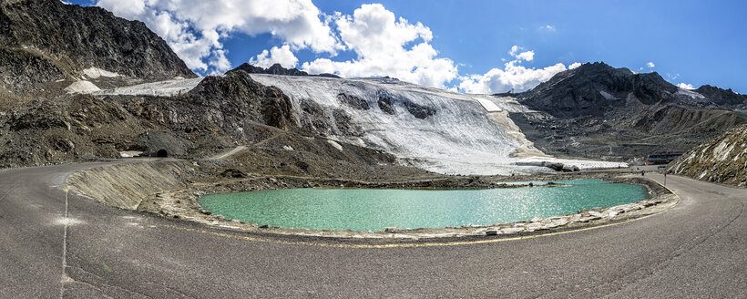 Österreich, Sölden, Blick auf den Rettenbachgletscher und die leere Ötztaler Gletscherstraße - STSF000890