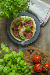 Pizza salami with black olives and basil - ODF001321