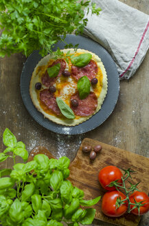 Pizzasalami mit schwarzen Oliven und Basilikum - ODF001321