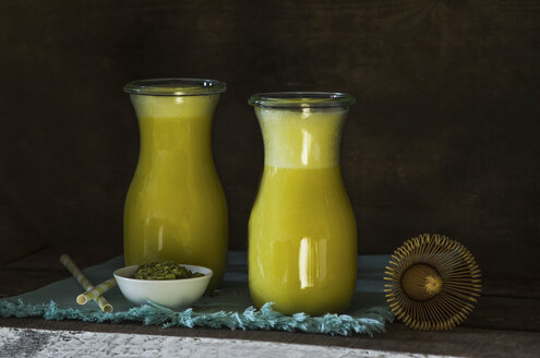 Zwei Glasflaschen mit Matcha-Smoothie - ODF001326