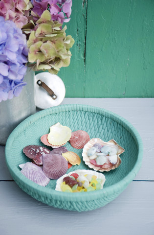 Bemalter Korb mit Muscheln und Süßigkeiten, lizenzfreies Stockfoto