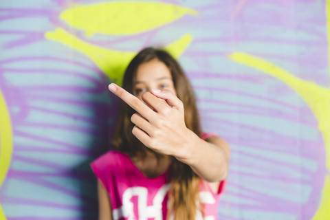 Junges Mädchen zeigt den Finger, lizenzfreies Stockfoto
