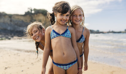 Spanien, Colunga, drei glückliche Mädchen am Strand - MGOF000715
