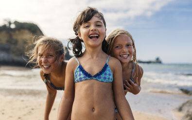 Spanien, Colunga, drei glückliche Mädchen am Strand - MGOF000716