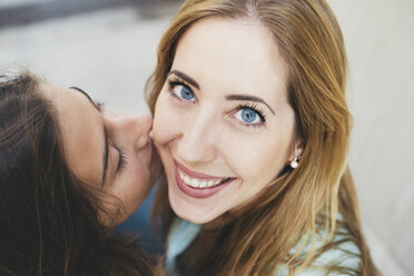 Mädchen küsst junge Frau auf die Wange - GEMF000369