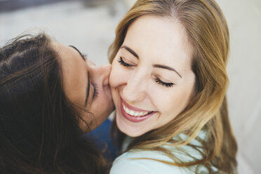 Mädchen küsst junge Frau auf die Wange - GEMF000370