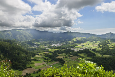 Portugal, Azores, Sao Miguel, View to valley, Vale das Furnas - LBF001189