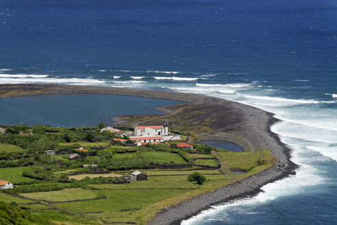 Portugal, Azoren, Sao Jorge, Küste und Lagoa da Faja da Caldeira de Santo Cristo - LBF001192