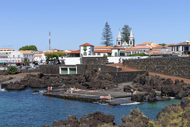 Portugal, Azoren, Pico, Madalena, Badeplatz neben dem Hafen - LBF001194