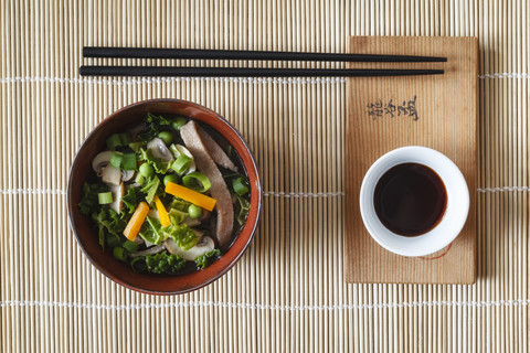 Schüssel Miso-Suppe mit Karotten, Champignons und Wirsing, lizenzfreies Stockfoto