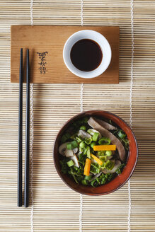 Schüssel Miso-Suppe mit Karotten, Champignons und Wirsing - EVGF002246