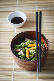 Schüssel Miso-Suppe mit Karotten, Champignons und Wirsing - EVGF002247