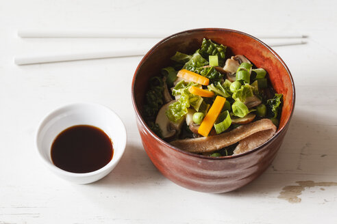 Schüssel Miso-Suppe mit Karotten, Champignons und Wirsing - EVGF002248