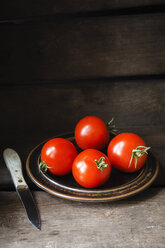 Rote Tomaten, Devotion, auf Teller, Küchenmesser - EVGF002269