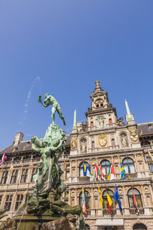 Belgien, Flandern, Antwerpen, Grand Place, Rathaus und Brabo-Brunnen - WDF003262