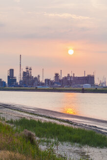 Belgien, Flandern, Antwerpen, Fluss Scheidt, Industriegebiet, Ölraffinerie bei Sonnenuntergang - WDF003270