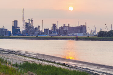 Belgien, Flandern, Antwerpen, Fluss Scheidt, Industriegebiet, Ölraffinerie bei Sonnenuntergang - WDF003271