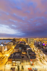 Belgien, Flandern, Antwerpen, Blick auf Eilandje, ehemaliges Hafengebiet am Abend - WDF003278