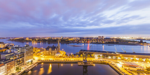 Belgien, Flandern, Antwerpen, Blick auf Eilandje, ehemaliges Hafengebiet und Scheidt am Abend - WDF003281