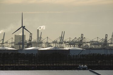 Netherlands, Rotterdam, view to harbour - ELF001565