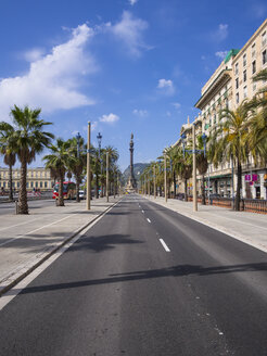 Spanien, Barcelona, Passeig de Colom mit Blick auf die Kolumbussäule - AMF004235