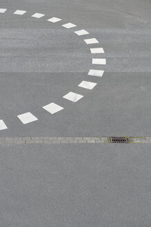 Markierung eines Kreisverkehrs auf dem Asphalt - VIF000405