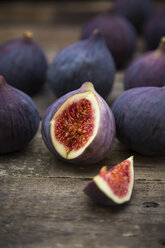 Sliced and whole figs - LVF003834