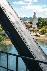 Thailand, Kanchanaburi, Blick von der Brücke über den River Kwai auf die Tempelanlage und die Buddha-Statue - EHF000213