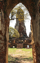 Thailand, Ayutthaya, Blick auf den alten Tempel Wat Mahathat - EHF000219
