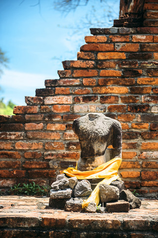 Thailand, Ayutthaya, Torso einer alten Buddha-Statue, lizenzfreies Stockfoto