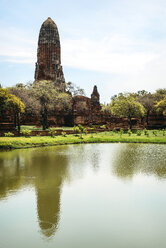 Thailand, Ayutthaya, Blick auf den alten Tempel Wat Mahathat - EHF000221