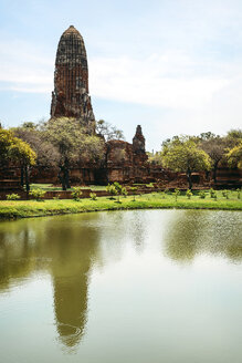 Thailand, Ayutthaya, Blick auf den alten Tempel Wat Mahathat - EHF000221