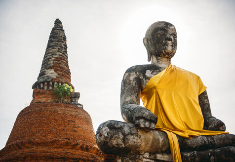 Thailand, Ayutthaya, Torso einer alten Buddha-Statue - EHF000222