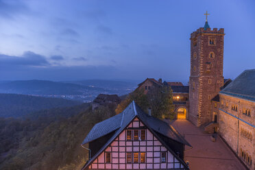 Deutschland, Thüringen, Eisenach, Blick von der Wartburg am Abend - PVCF000694