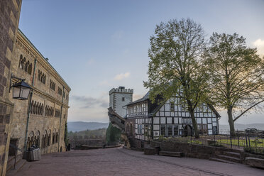 Deutschland, Thüringen, Eisenach, Wartburg am Abend - PVCF000685