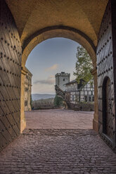 Deutschland, Thüringen, Eisenach, Wartburg, Tor am Abend - PVCF000686