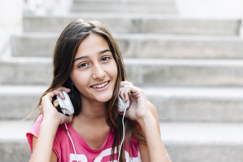 Porträt eines lächelnden Teenagers mit Kopfhörern, lizenzfreies Stockfoto
