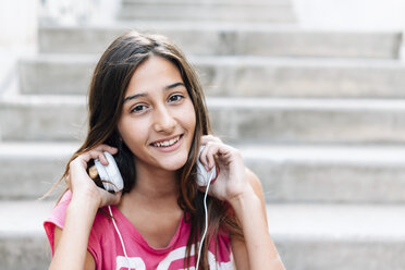 Portrait of smiling teenage girl with headphones - GEMF000380