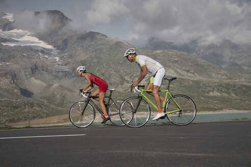 Schweiz, Engadin, zwei Radfahrer auf dem Berninapass - FFF001457