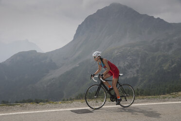 Schweiz, Engadin, Radfahrer auf dem Berninapass - FFF001454