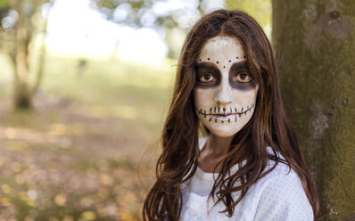 Porträt eines Maskenmädchens an Halloween - MGOF000738
