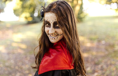 Porträt eines Maskenmädchens an Halloween - MGOF000753